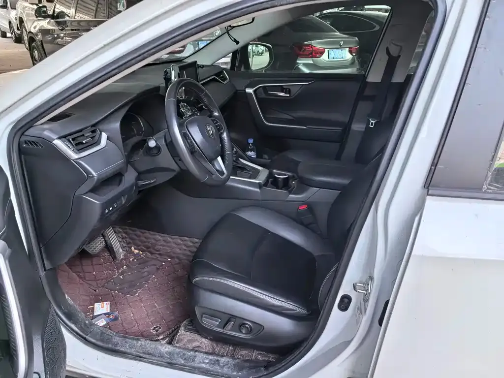 Toyota RAV4 — фото 2