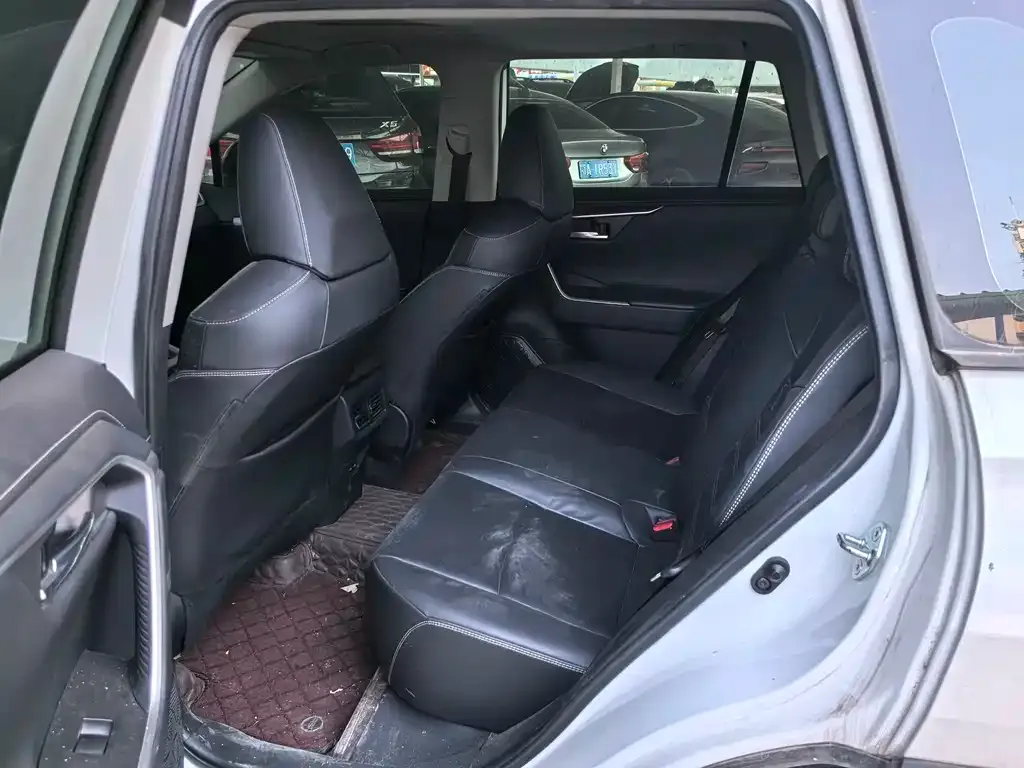 Toyota RAV4 — фото 4