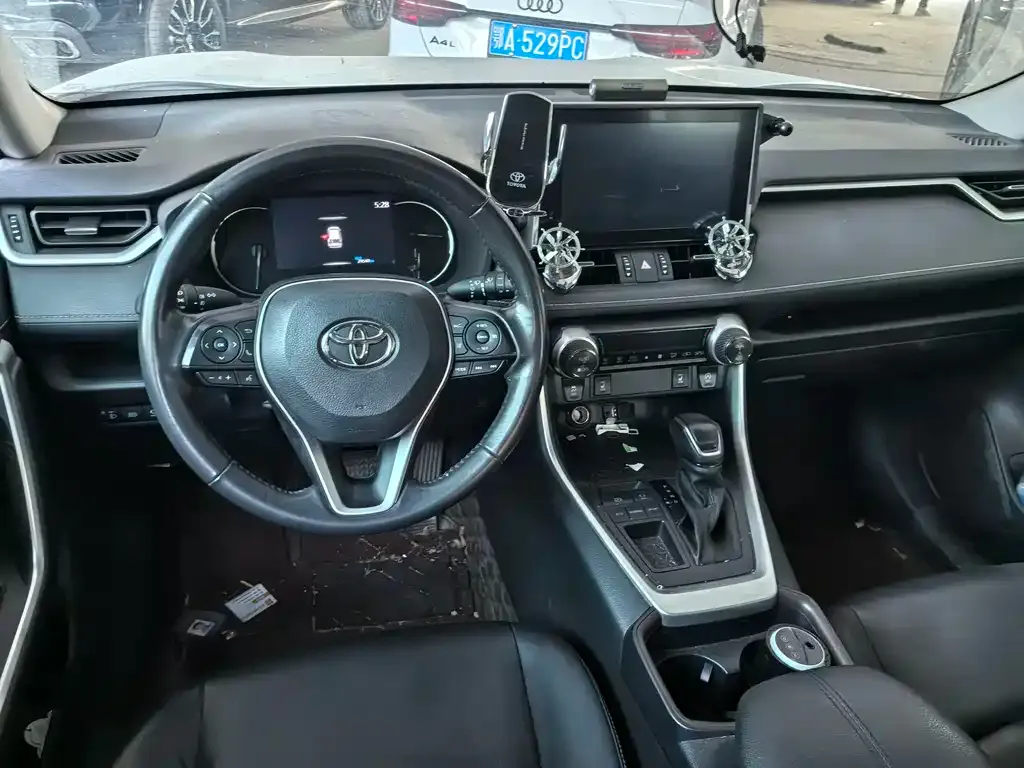 Toyota RAV4 — фото 9