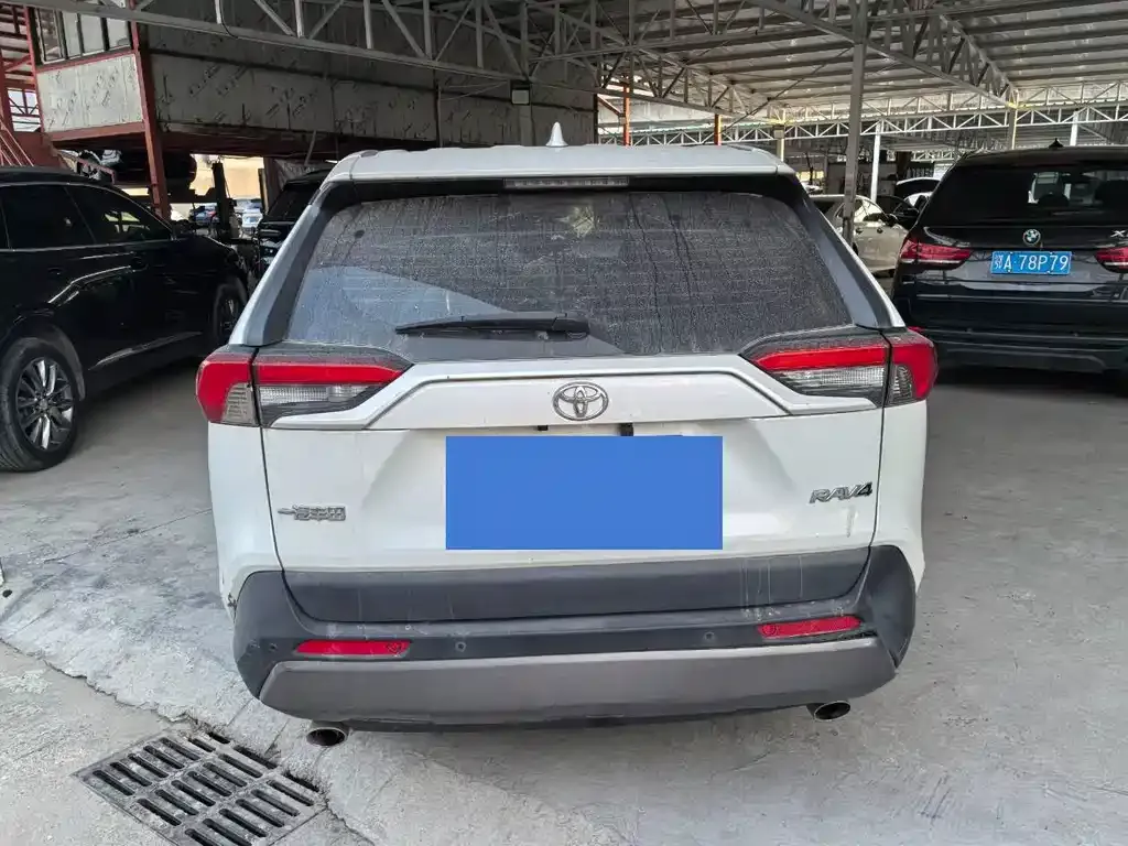 Toyota RAV4 — фото 7