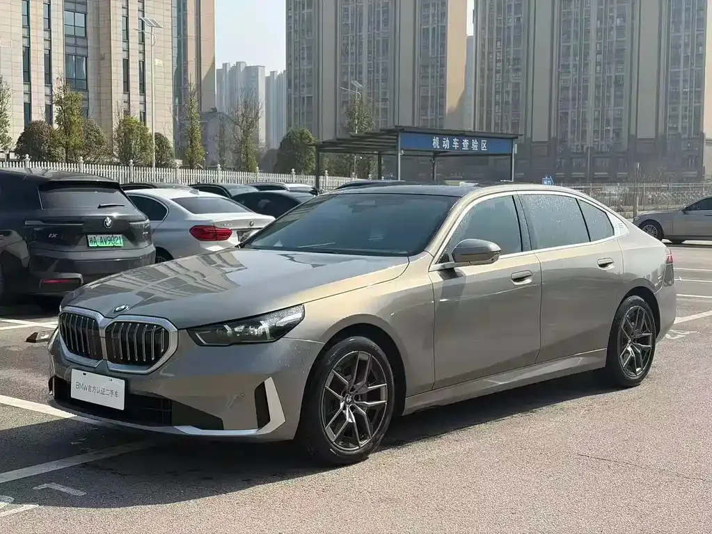 BMW 5 Series — фото 1