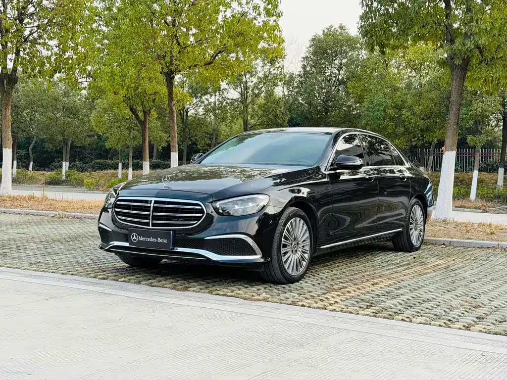 Mercedes-Benz E-Class — фото 1
