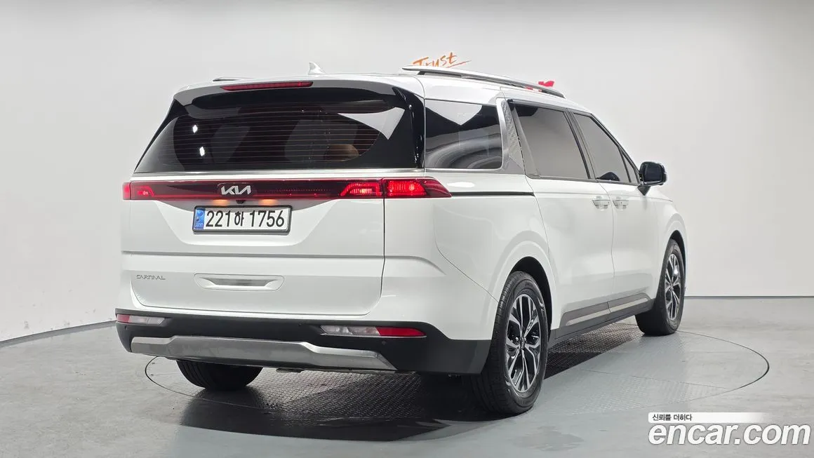 Kia Carnival — фото 10
