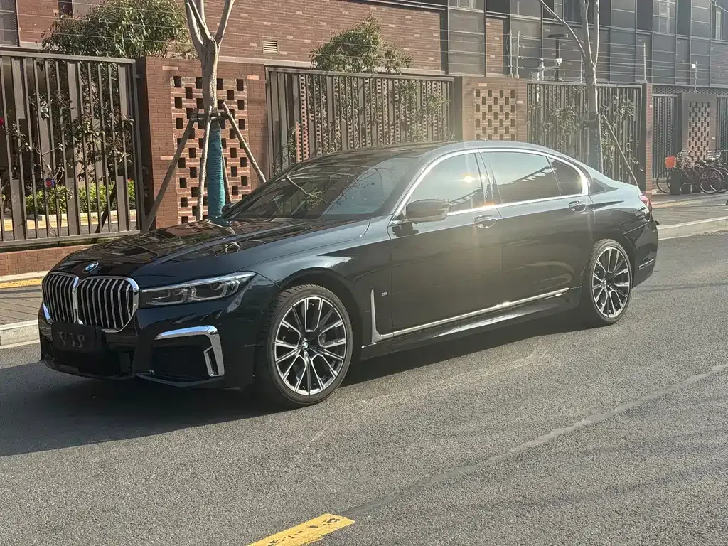 BMW 7 Series — фото 1