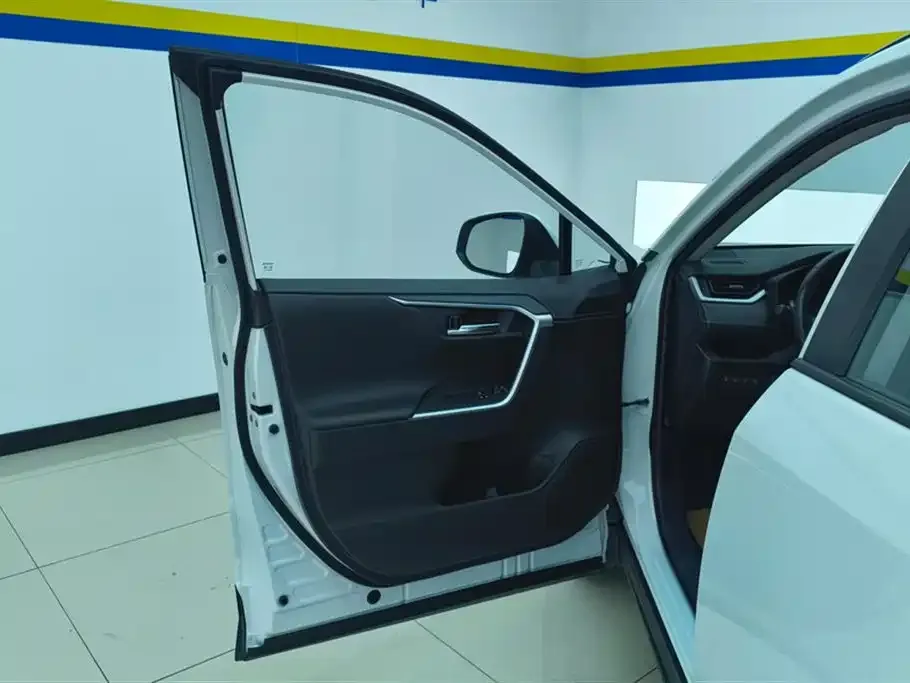 Toyota RAV4 2023 из CN, фото 8