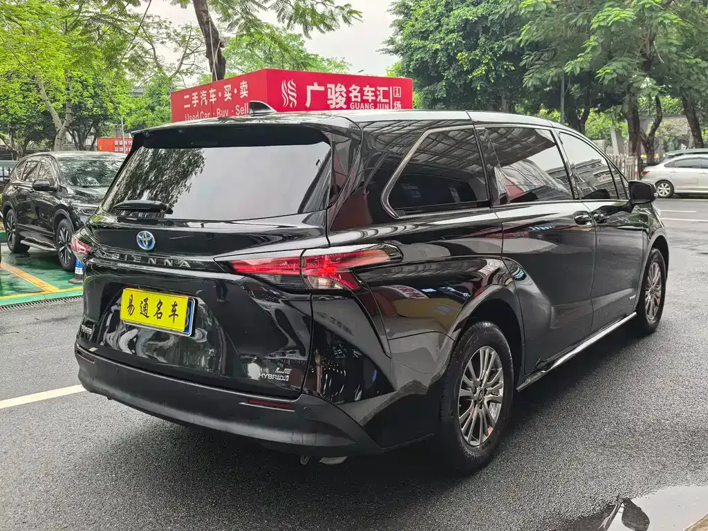 Toyota Sienna — фото 2