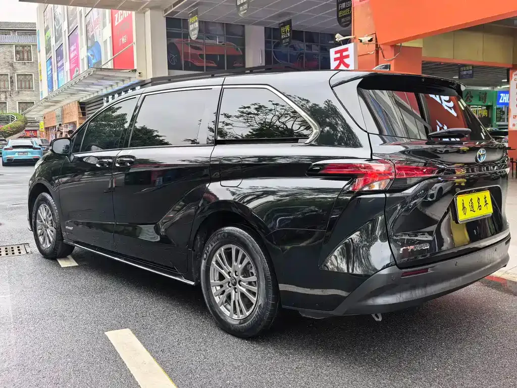 Toyota Sienna — фото 3