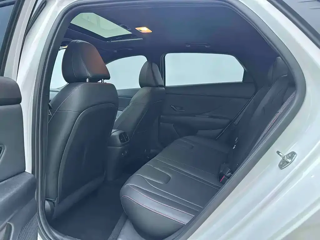 Hyundai Elantra — фото 2