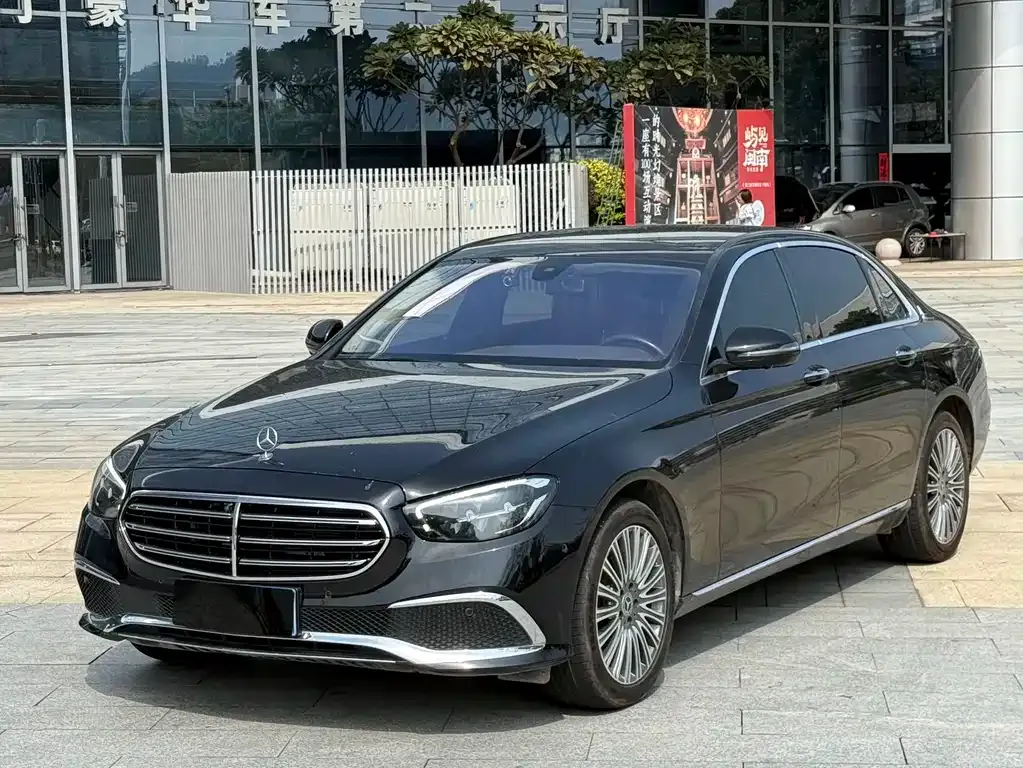 Mercedes-Benz E-Class — фото 1