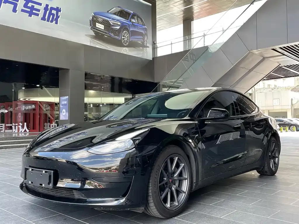 Tesla Model 3 — фото 1