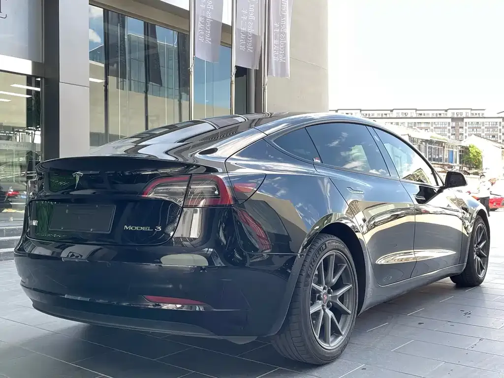 Tesla Model 3 — фото 7