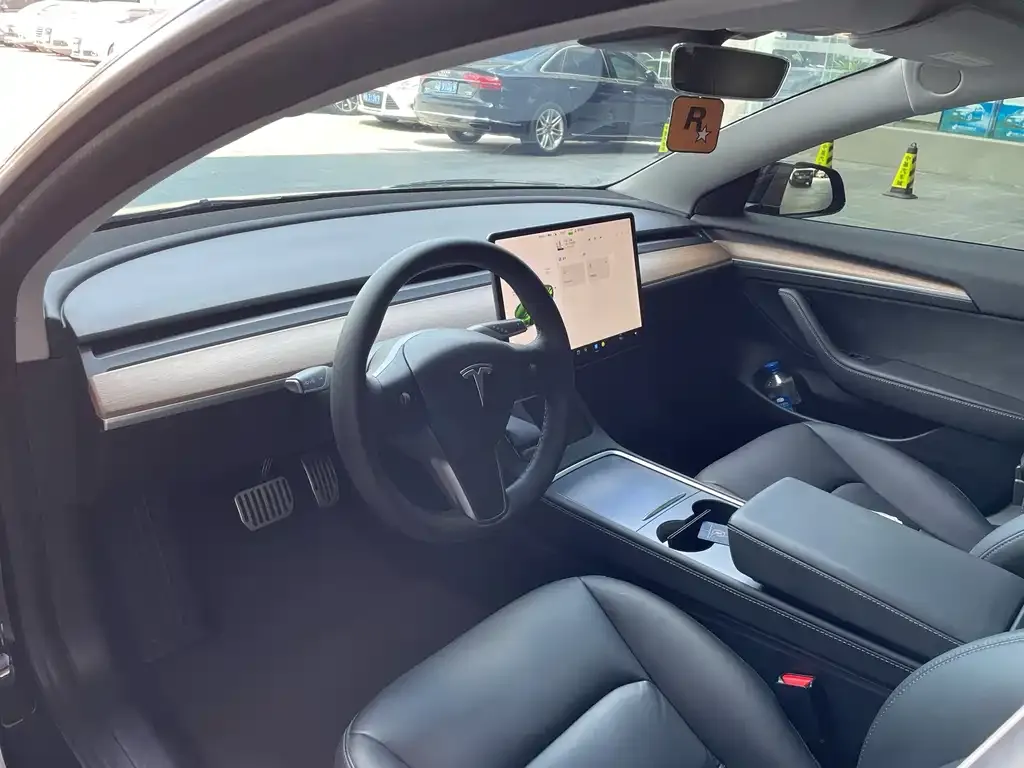 Tesla Model 3 — фото 5