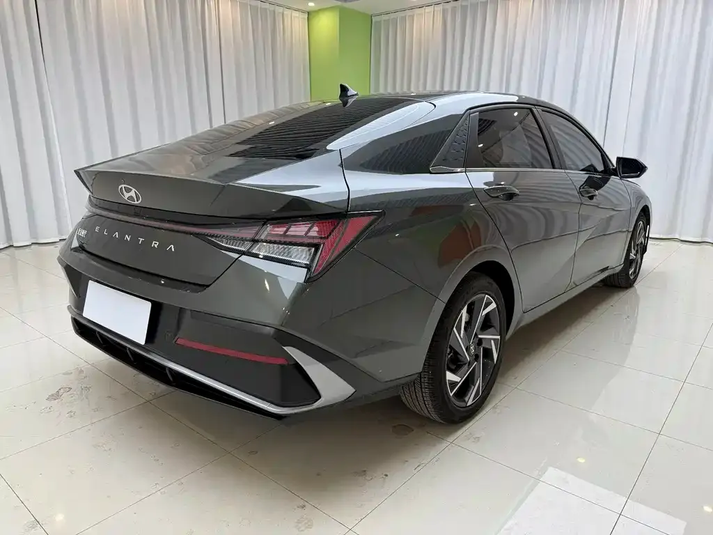 Hyundai Elantra — фото 3