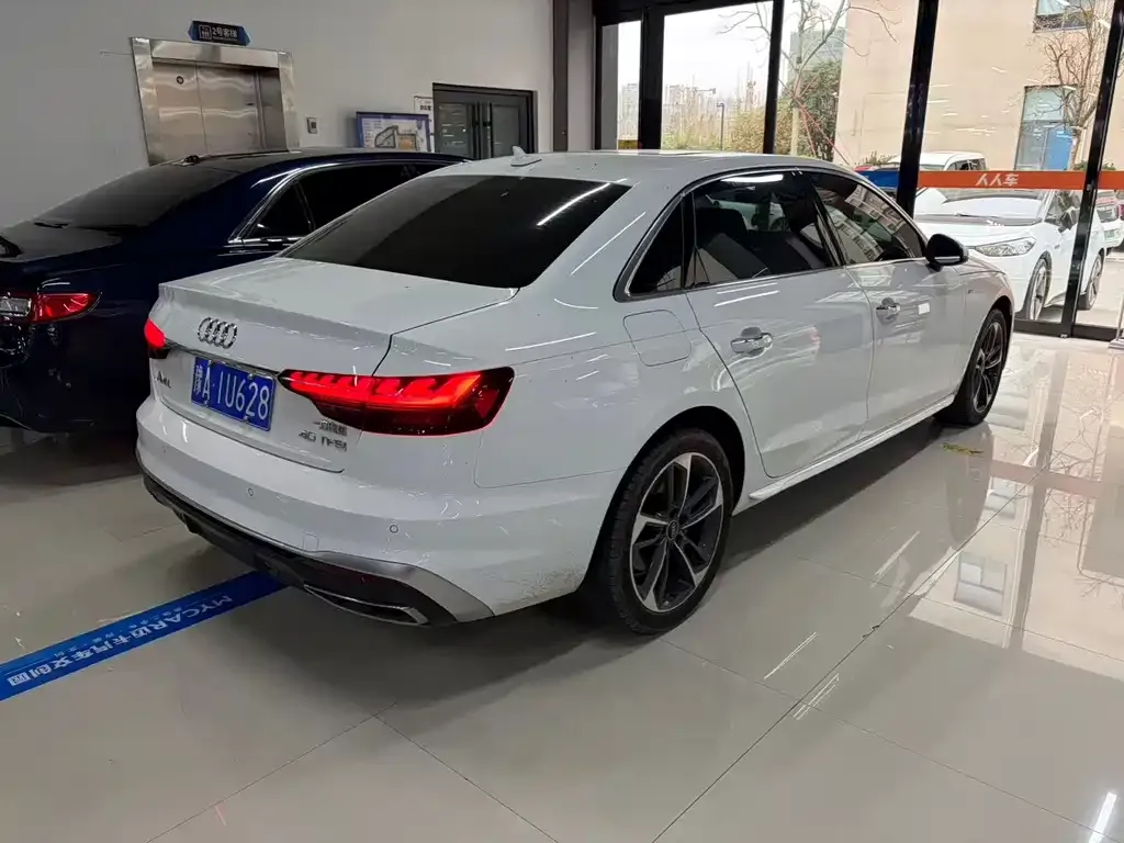 Audi A4L 2023 из CN, фото 4
