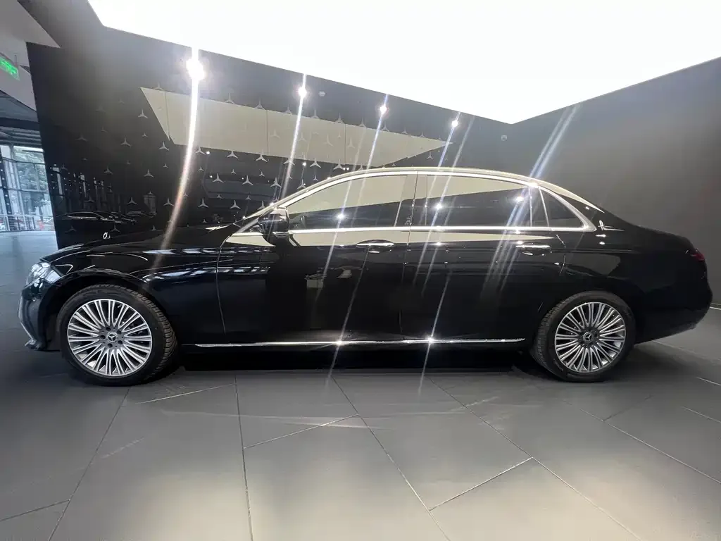 Mercedes-Benz E-Class — фото 2