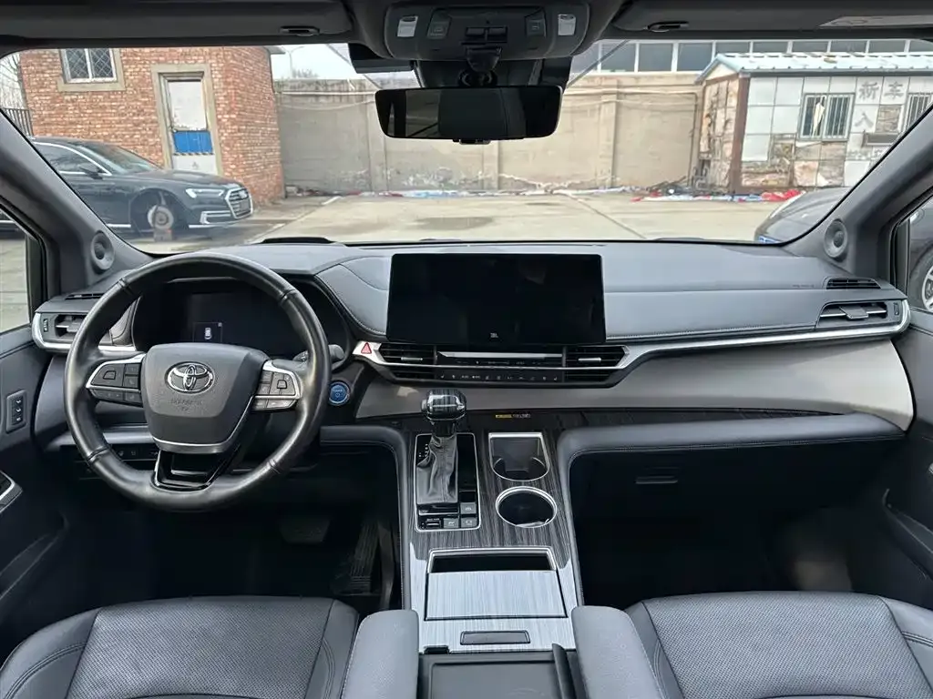 Toyota Granvia 2024 из CN, фото 4