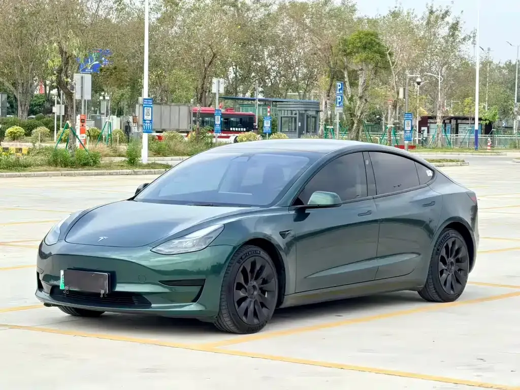 Tesla Model 3 — фото 1