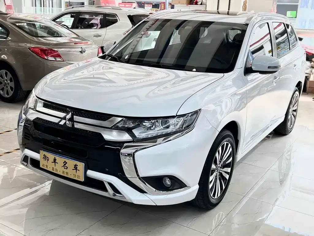 Mitsubishi Outlander — фото 1