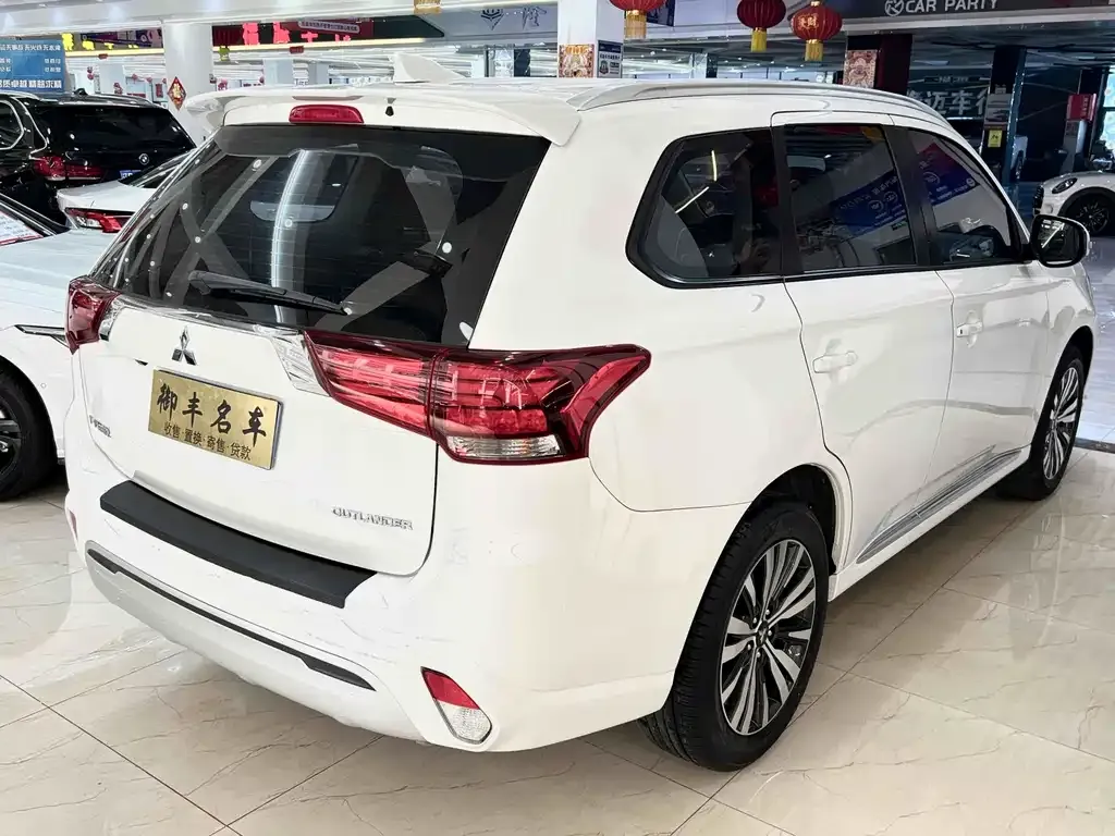 Mitsubishi Outlander — фото 7