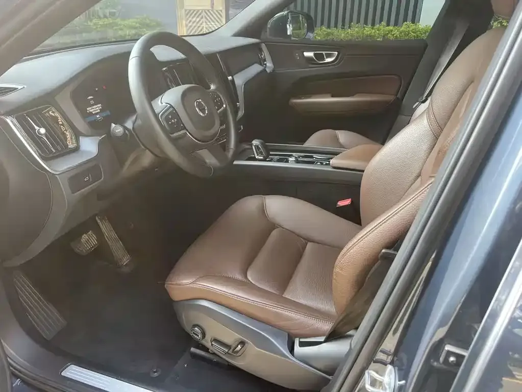 Volvo XC60 2023 из CN, фото 3