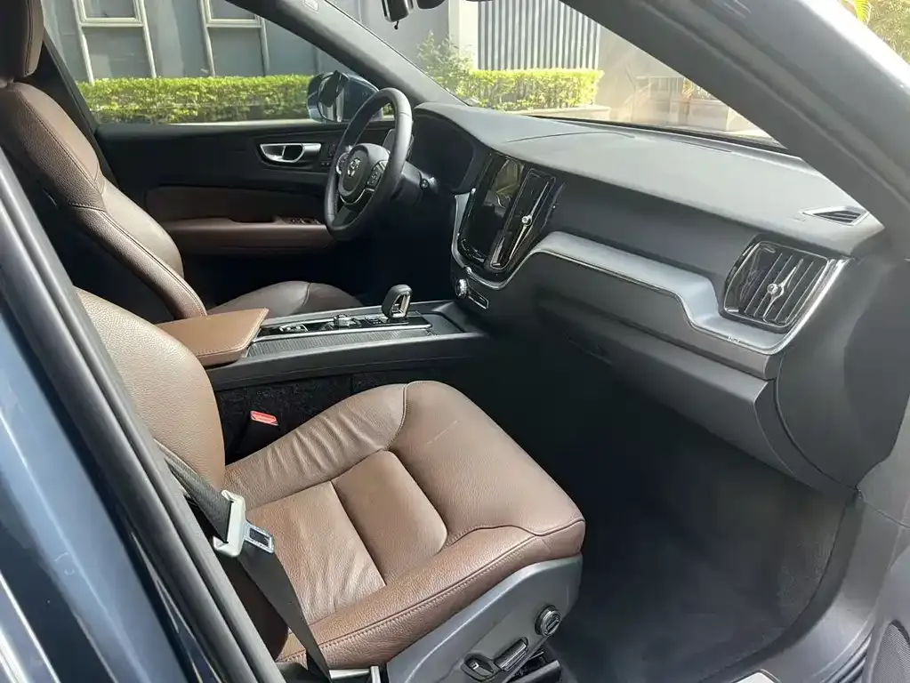 Volvo XC60 2023 из CN, фото 2