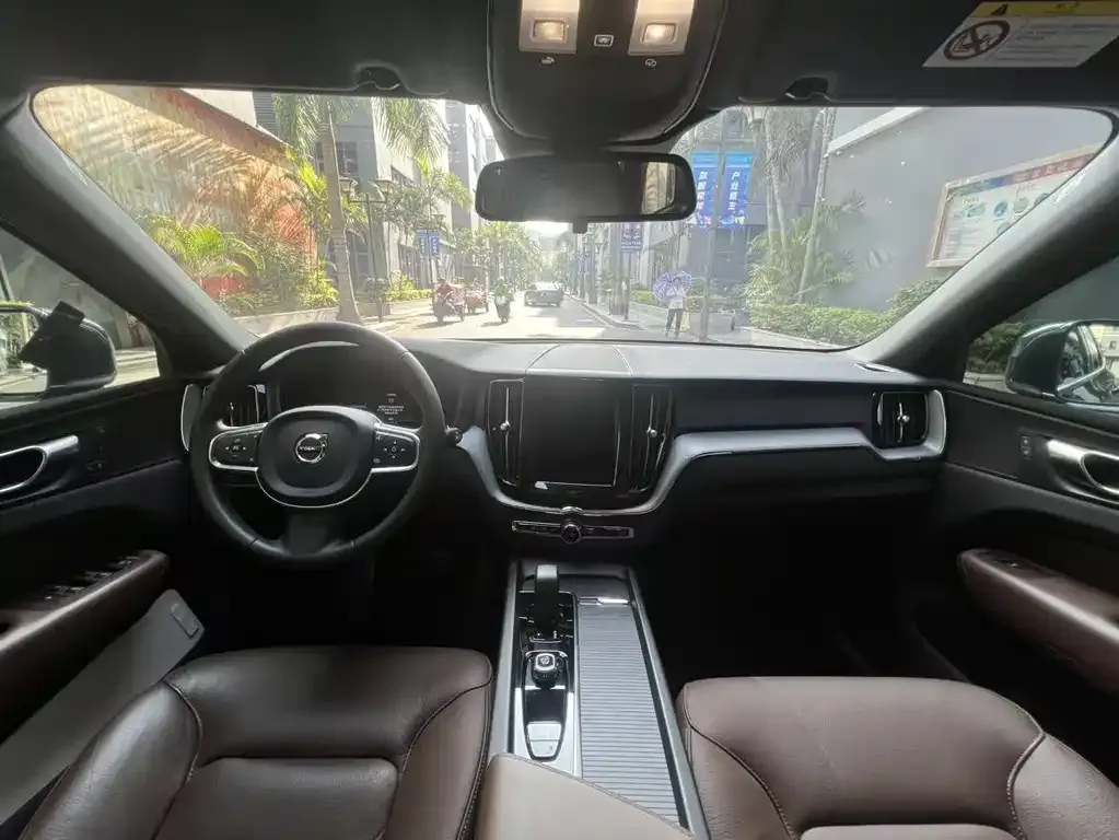 Volvo XC60 2023 из CN, фото 4