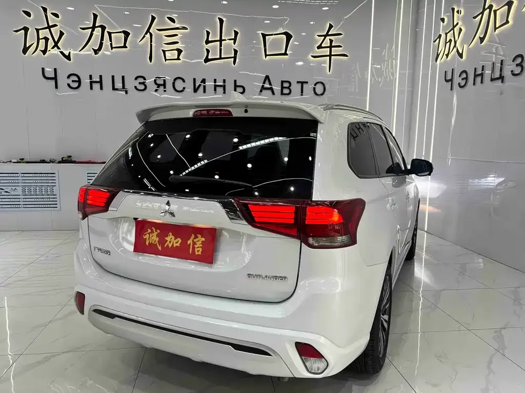 Mitsubishi Outlander — фото 9