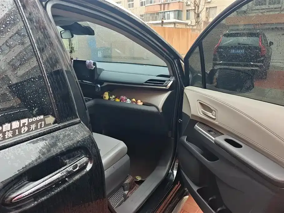 Toyota Granvia 2024 из CN, фото 8