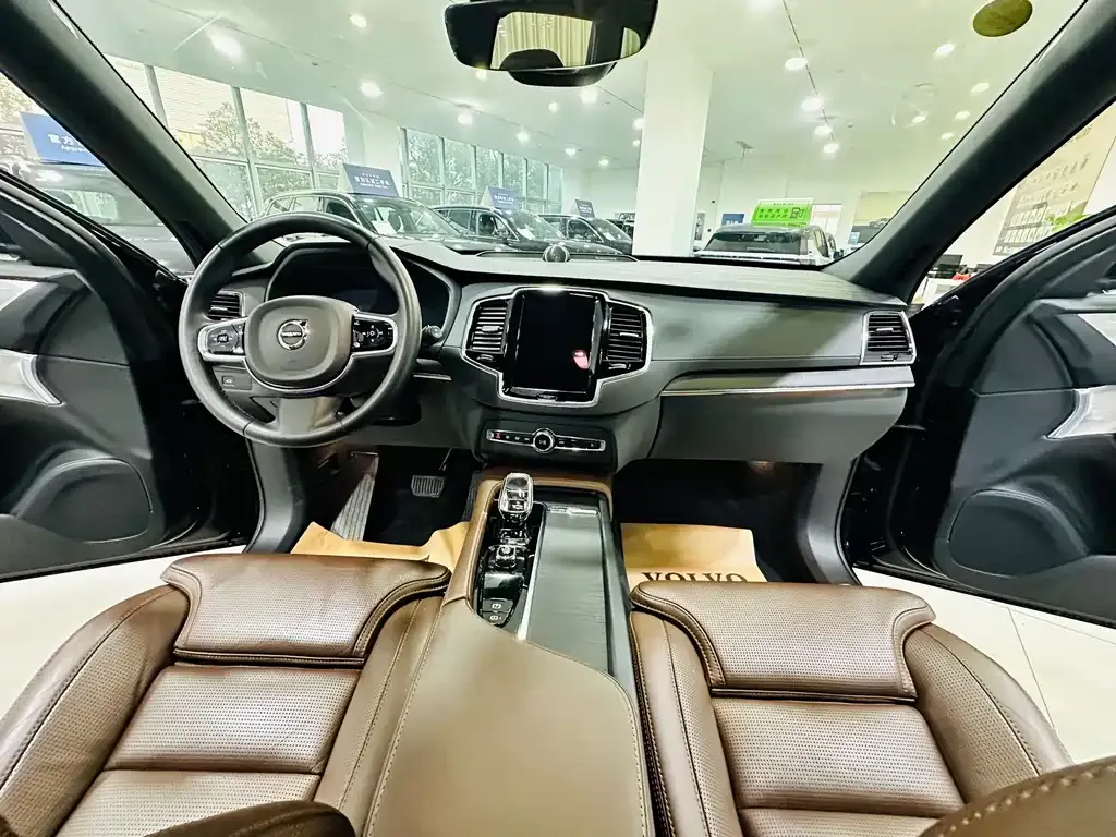 Volvo XC90 — фото 9