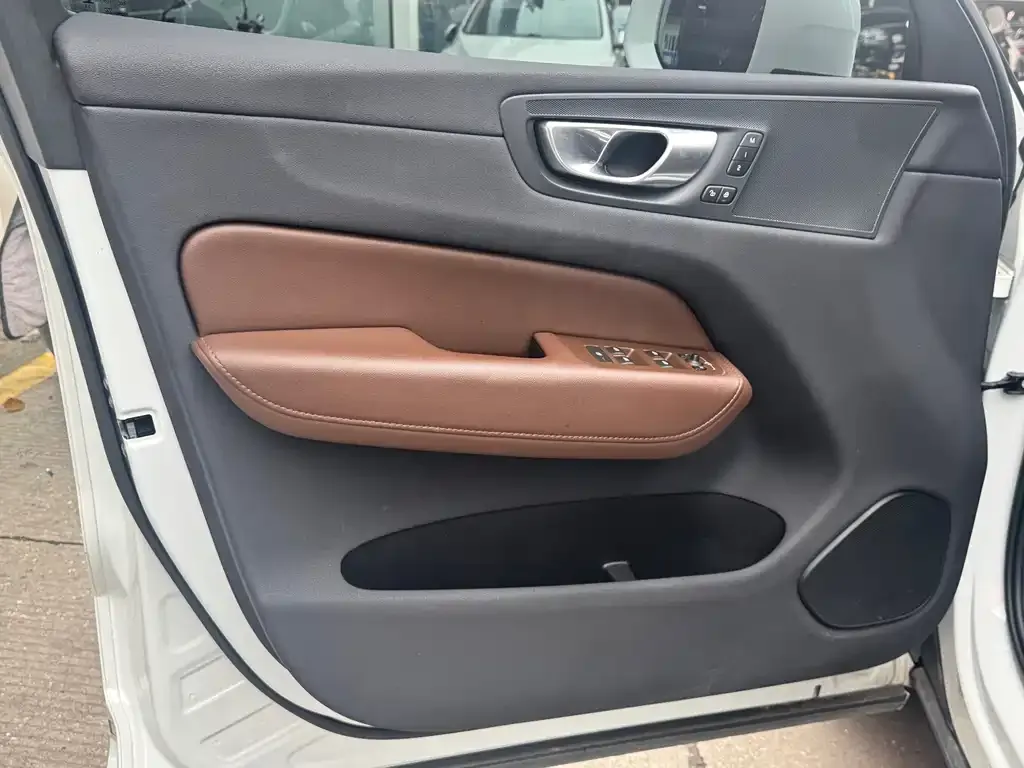 Volvo XC60 — фото 2