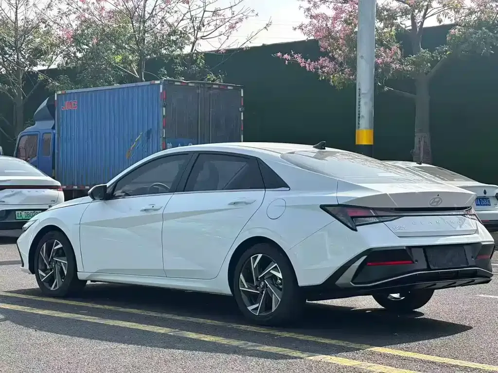 Hyundai Elantra — фото 4
