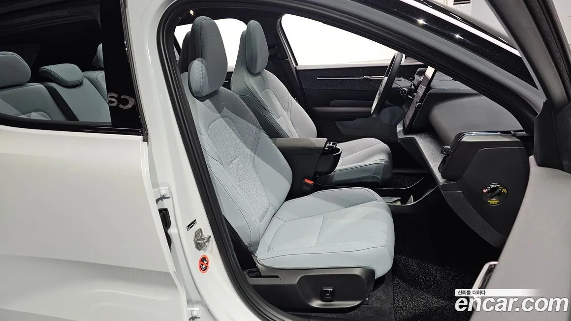 Volvo EX30 2025 из KR, фото 2