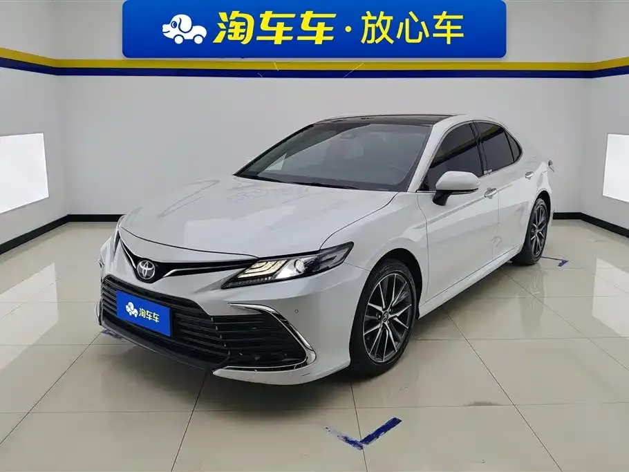 Toyota Camry — фото 1