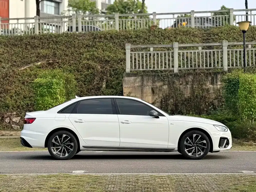 Audi A4L 2023 из CN, фото 4