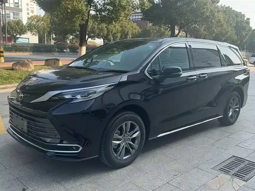 Toyota Sienna — фото 1