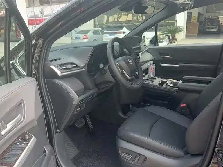 Toyota Sienna — фото 2