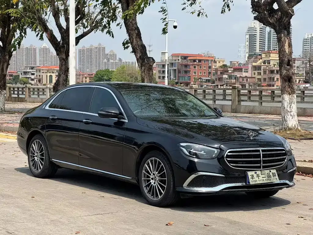 Mercedes-Benz E-Class — фото 1