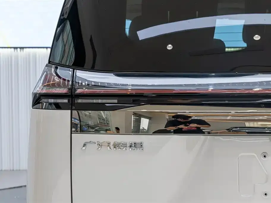 GAC Motor E8 Hybrid — фото 5