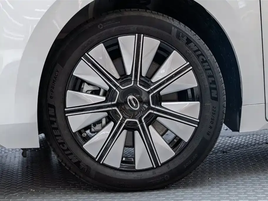 GAC Motor E8 Hybrid — фото 10