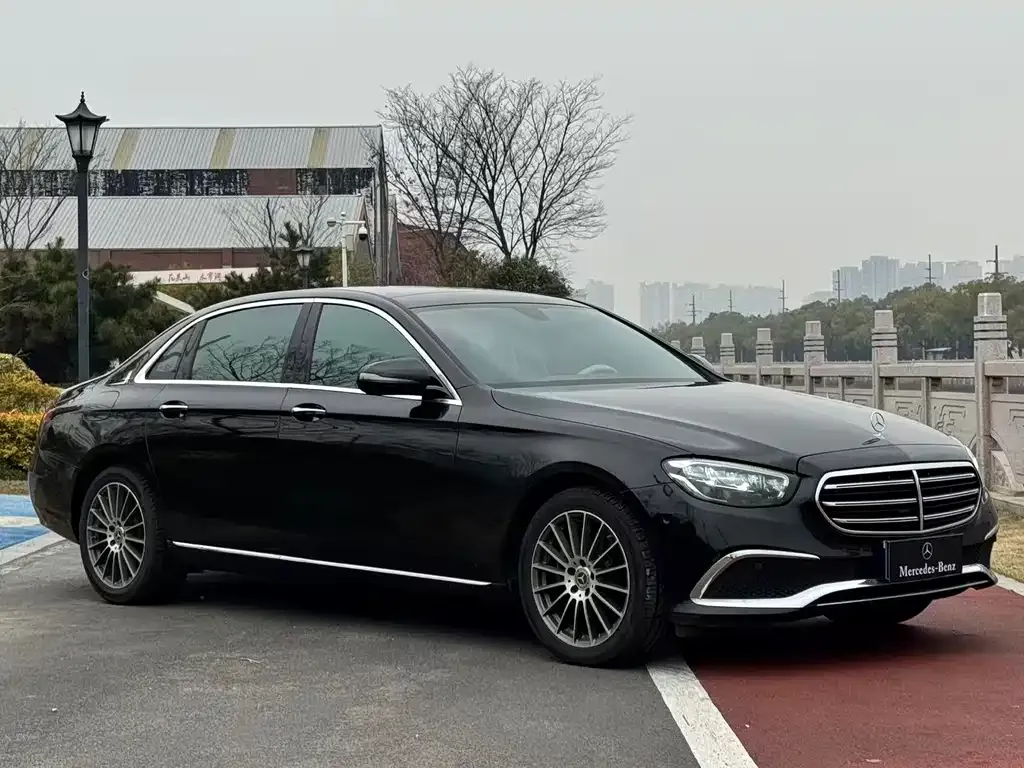 Mercedes-Benz E-Class — фото 1