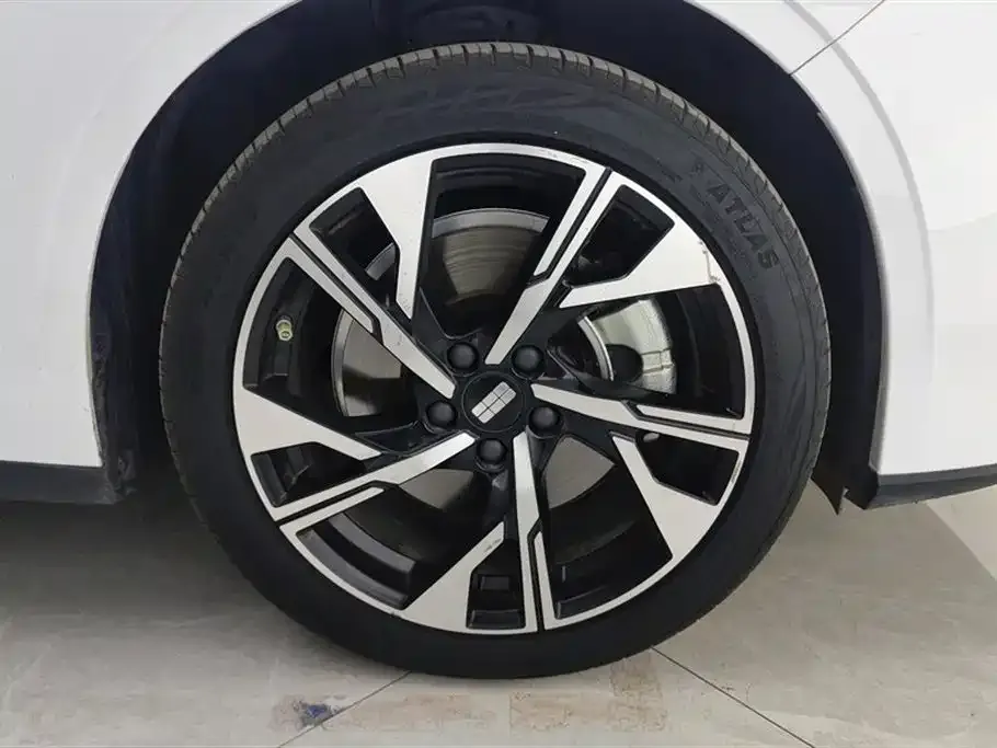 Geely Galaxy L6 — фото 10
