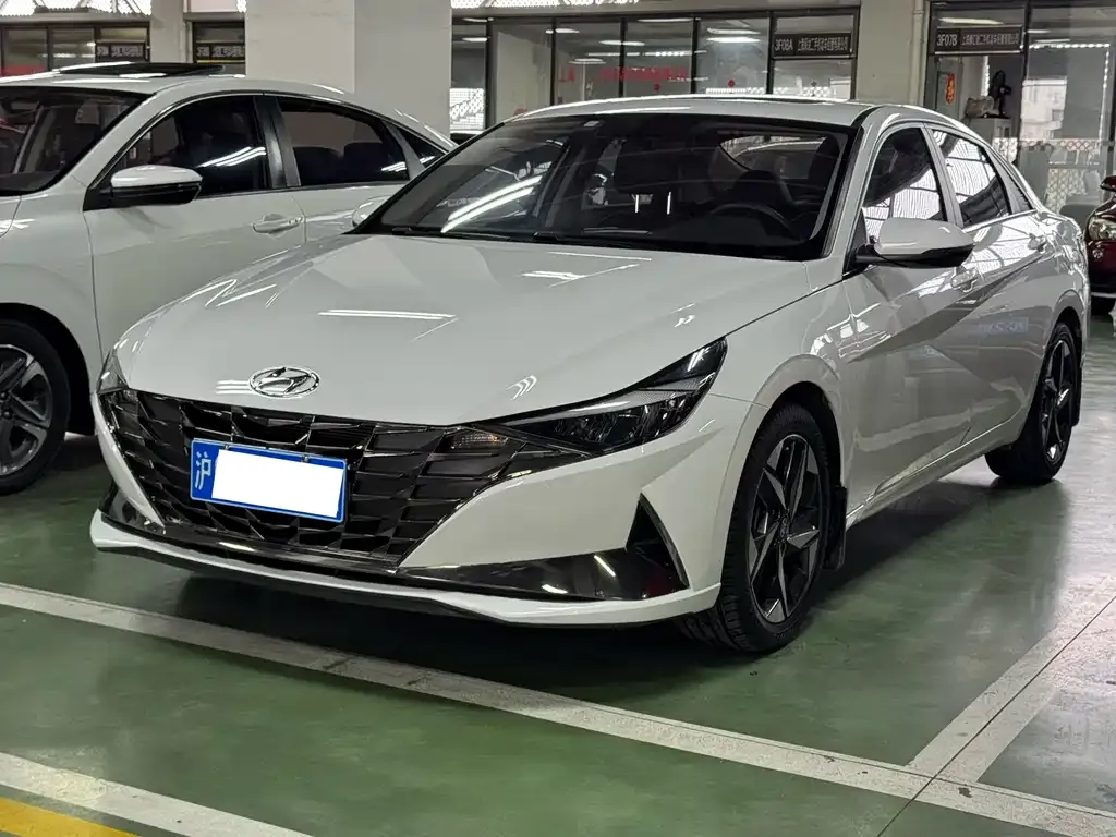 Hyundai Elantra — фото 1