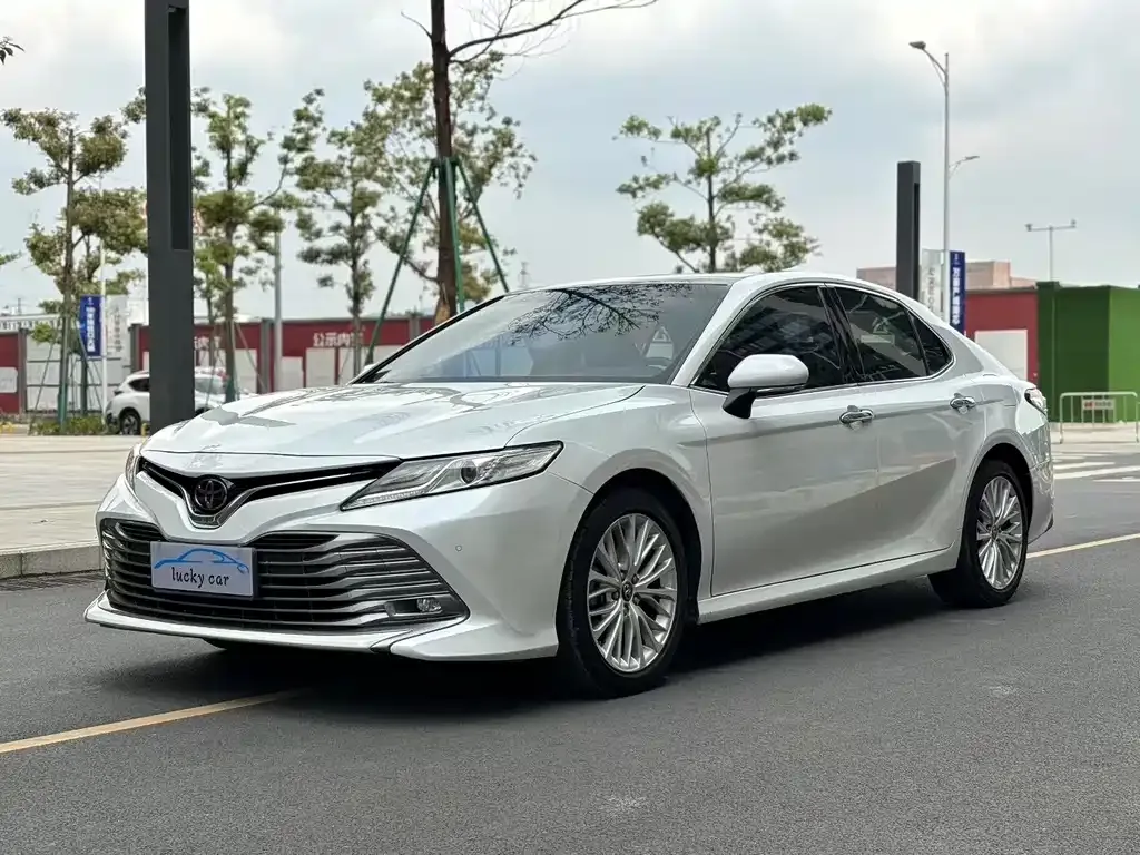 Toyota Camry — фото 1