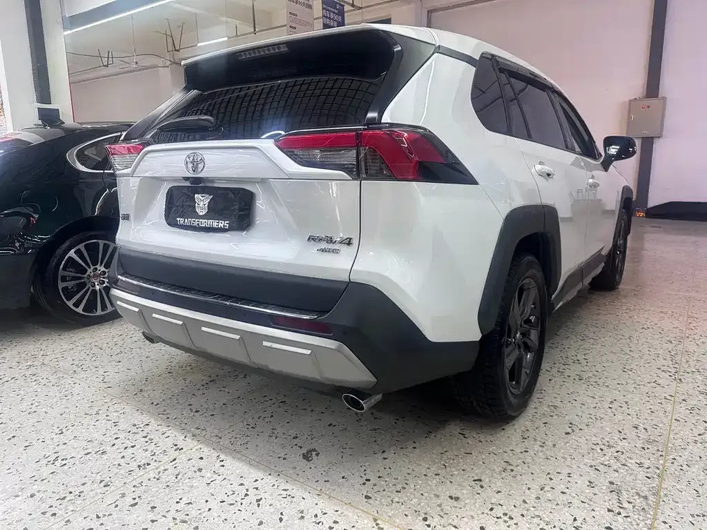 Toyota RAV4 2023 из CN, фото 8