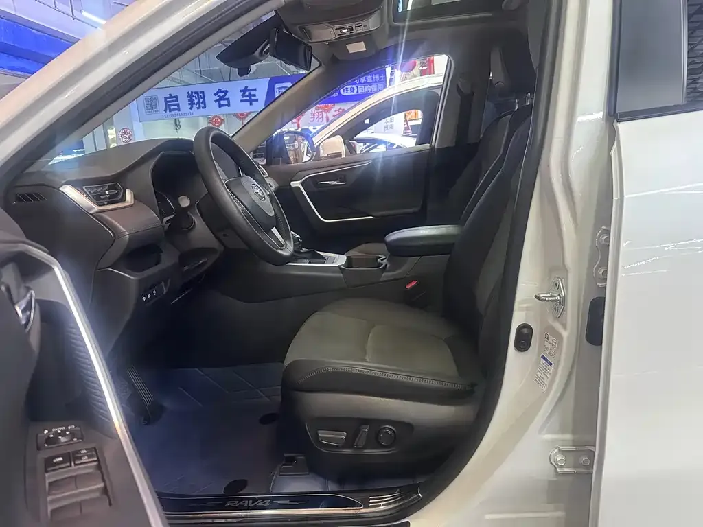Toyota RAV4 2023 из CN, фото 2