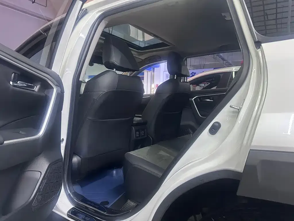 Toyota RAV4 2023 из CN, фото 5