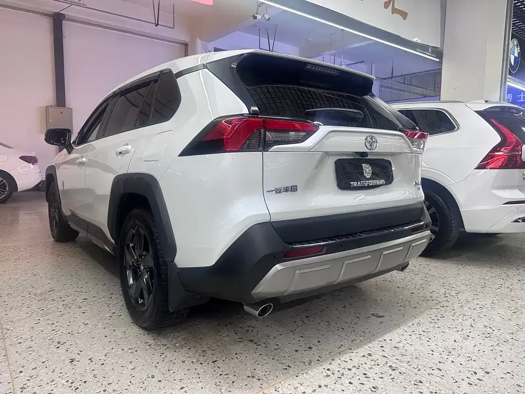 Toyota RAV4 2023 из CN, фото 4