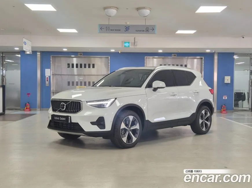 Volvo XC40 — фото 1