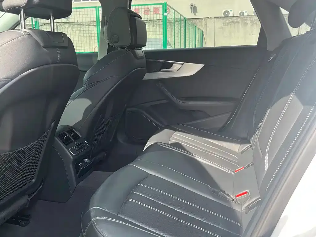 Audi A4L 2022 из CN, фото 9