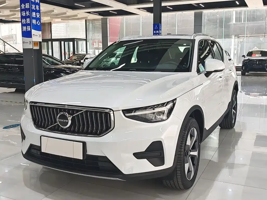 Volvo XC40 — фото 1
